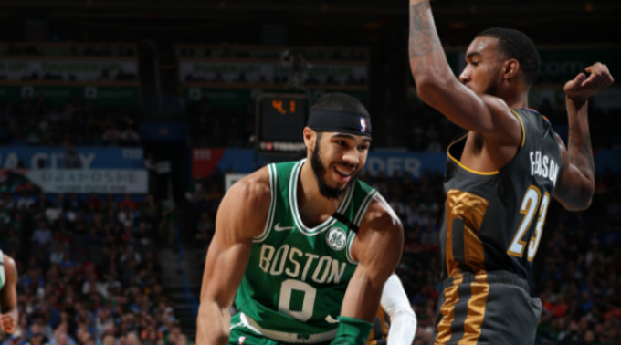 半场战报：雄鹿落后老鹰7分 字母哥21+4+5库兹马14+4 吹杨16+10.